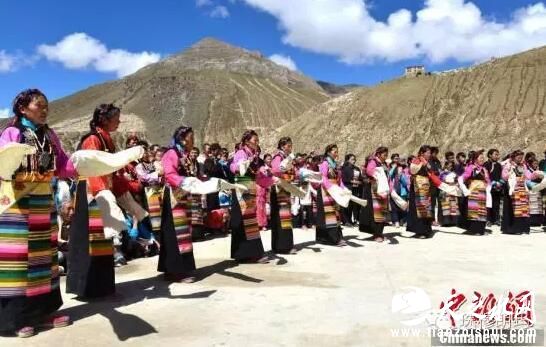 日喀则市南木林县土布加乡村民为班禅表演非物质文化遗产舞蹈协钦。