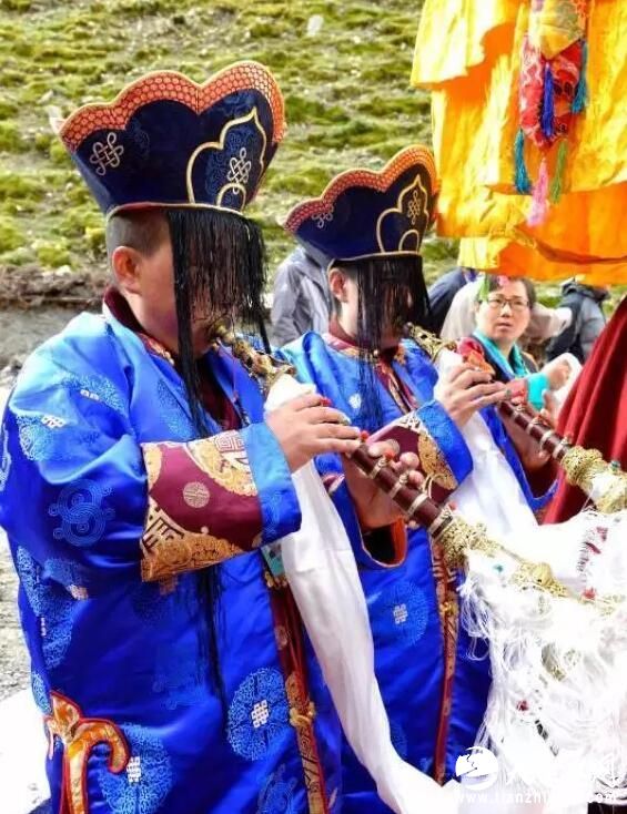 9月14日，泽鲁寺尼姑吹奏唢呐迎接班禅到来。当日，中国佛教协会副会长班禅额尔德尼·确吉杰布来到日喀则市仁布县泽鲁寺礼佛，并为该寺尼姑们发放布施，向驻寺干部送去慰问金。泽鲁寺是藏传佛教宁玛派寺庙，距今已有300多年历史。