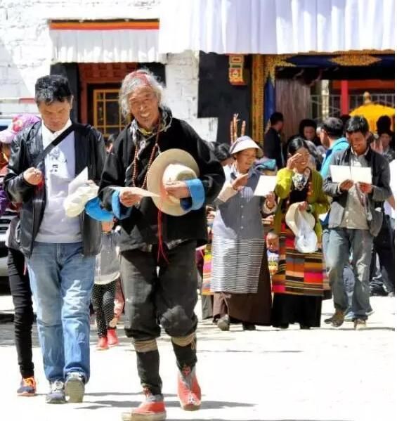 民众收到班禅额尔德尼·确吉杰布的法相照片后激动不已。