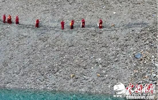 扎什伦布寺众僧围绕雍则绿湖转湖。