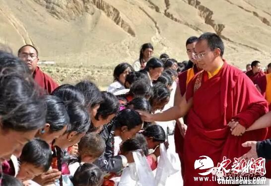 班禅额尔德尼·确吉杰布沿路为信众摸顶赐福。