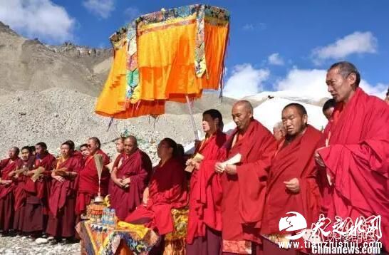 班禅与众僧诵读经文。