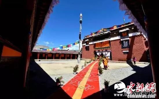 班禅前往日喀则市南木林县甘丹热布杰寺礼佛，甘丹热布杰寺是一座藏传佛教格鲁派寺庙。
