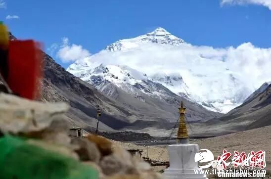 9月22日，海拔8844.43米的珠穆朗玛峰是喜马拉雅山脉的主峰，位于中国和尼泊尔两国边界上，是世界第一高峰。当日，中国佛教协会副会长班禅额尔德尼·确吉杰布首次来到日喀则市定日县祭祀珠穆朗玛峰。