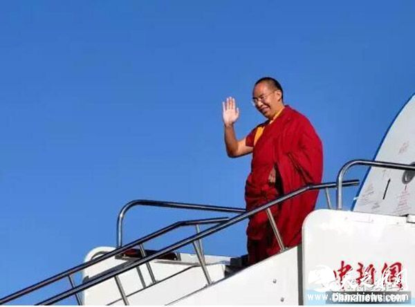 10月14日，班禅额尔德尼·确吉杰布向送行人群挥手致意。当日，中国佛教协会副会长班禅额尔德尼·确吉杰布圆满结束在藏近五个月的佛事和社会活动，离藏返京。在各项活动中，班禅深受广大僧俗信众虔诚信仰和衷心拥戴，赢得了各族各界人士的广泛好评和高度赞誉。