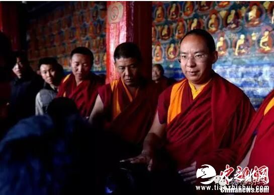 10月13日，班禅额尔德尼·确吉杰布朝拜扎什伦布寺措钦大殿，并在殿外为信众与游客摸顶赐福。