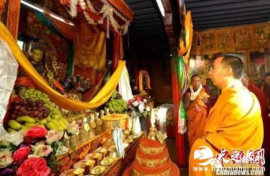 班禅在强钦岗日寺度母殿内朝拜。