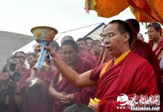 班禅祭祀雍则绿湖。