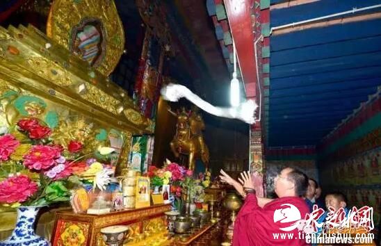 班禅向热拉雍仲林寺内的灵塔献哈达。
