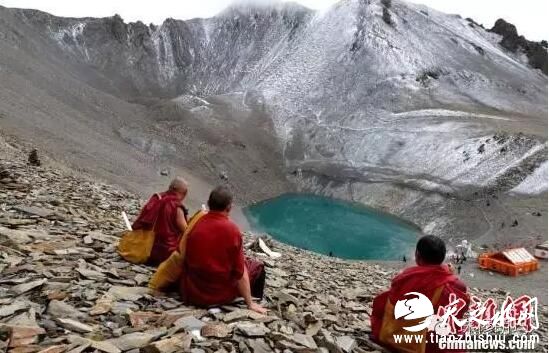 雍则绿湖相传能显示今生来世。因此，被民众视为可以“观相的神湖”。在藏传佛教中，雍则绿湖是扎什伦布寺护法神的居住之地。