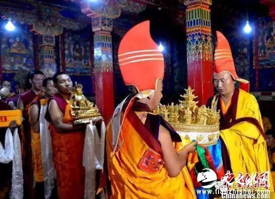 俄尔寺高僧向班禅额尔德尼·确吉杰布敬献曼扎。