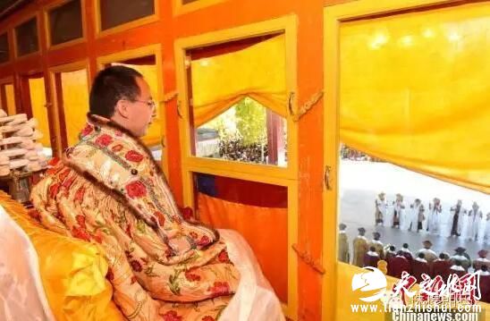 班禅额尔德尼·确吉杰布在扎什伦布寺几吉朗卡内观摩跳神。