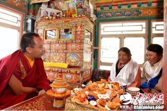 9月21日，班禅额尔德尼·确吉杰布步行来到定日县协格尔镇贫困户次松拉姆老人家中，饶有兴趣地参观了老人家的房间布置，并亲切地与老人一家促膝而坐聊家常，临别时，班禅向老人赐赠佛经和法相照片，并送去了慰问金。