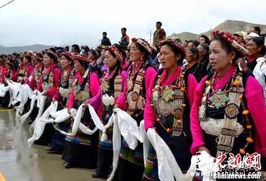 9月21日，民众身着节日盛装，手捧象征吉祥如意的哈达迎接班禅到来。