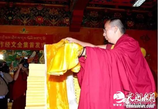 10月10日，班禅额尔德尼·确吉杰布出席了经师嘎金·西热亚培大师的著作经文首发式，并向经文敬献哈达。