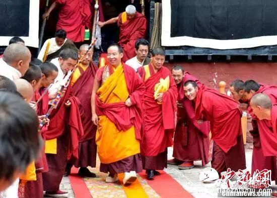 班禅额尔德尼·确吉杰布前往协格尔曲德寺礼佛。