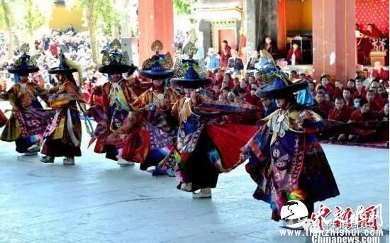 10月2日，西藏日喀则扎什伦布寺众僧表演跳神。跳神，是由僧侣表演的一种宗教舞蹈，藏语称“羌姆”。每年藏历8月，位于西藏自治区日喀则市的扎什伦布寺都会举行跳神活动。始建于公元1447年的扎什伦布寺不仅是历世班禅的主寺，同时也是藏传佛教格鲁派六大寺庙之一。