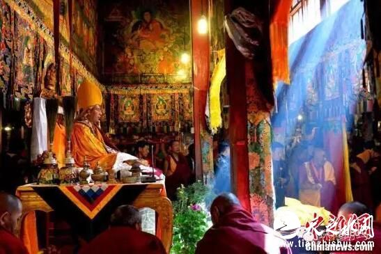 9月16日，班禅在纳唐寺法座上诵读经文。当日，中国佛教协会副会长班禅额尔德尼·确吉杰布来到日喀则市纳唐寺礼佛，并为僧俗信众摸顶赐福。纳唐寺距今已有近900年历史，属藏传佛教格鲁派。