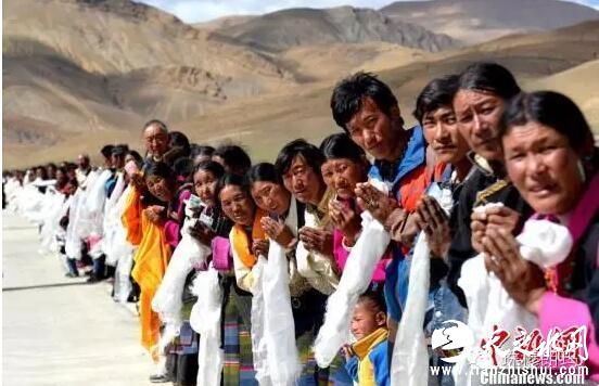定日县信众手捧象征吉祥如意的哈达迎接班禅额尔德尼·确吉杰布。