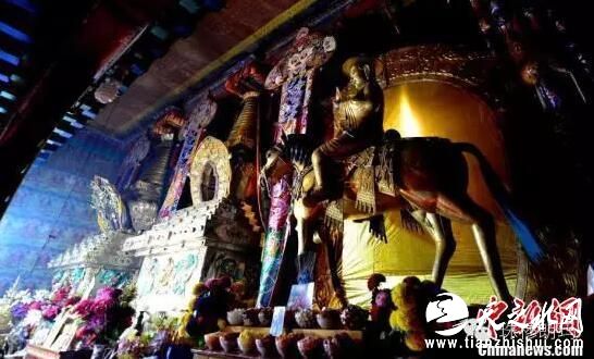 热拉雍仲林寺内的灵塔与护法神像。