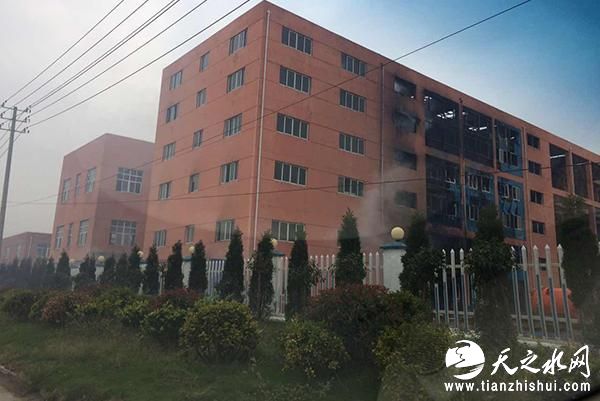 爆炸起火事故现场，火已扑灭，烧黑的楼房还冒着烟。 现场一位田姓目击者供图