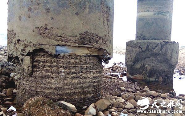 澧水大桥桥墩桩基外围混凝土脱落，支撑桥墩的外围钢筋也完全露了出来。 东方IC 图