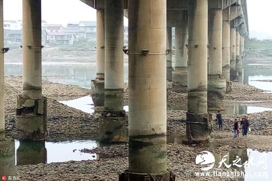 湖南大桥建成六年桥墩如遭虫蛀