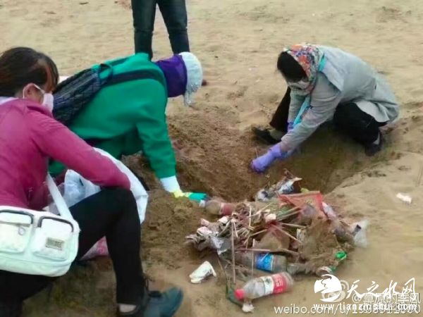 腾格里沙漠“英雄会”后垃圾被埋沙漠，上百名环卫工出动清理