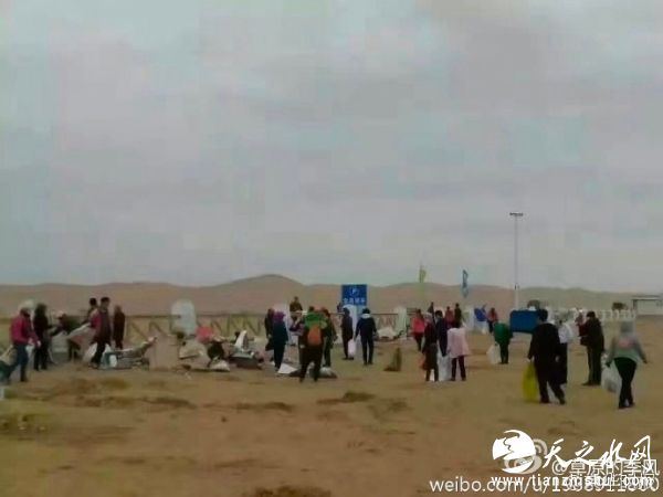多人正在将埋在沙漠里的垃圾刨出。 本文图片均为@京华时报 图