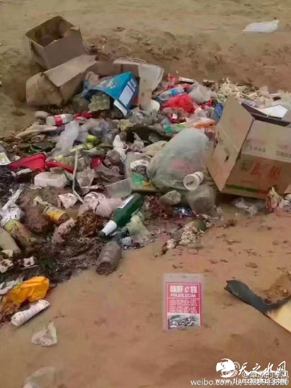 从沙漠里刨出的垃圾。