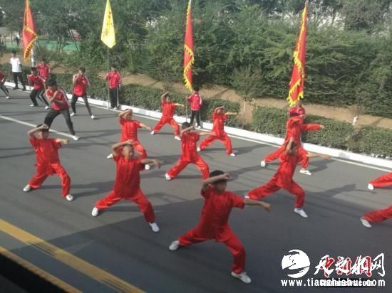 10月16日下午3时30分，第十一届郑州国际少林武术节在“功夫之都”登封开幕。下午2时30分，作为本届武术节重头戏之一的群众武术展演，从郑少高速登封西下站口起一直延续到少林景区，参加开幕式的中外嘉宾在全长12.1公里的“武术走廊”中，可以欣赏到约7万名武术演员组成的478个方阵各类与武术有关的精彩演出。刘鹏 摄