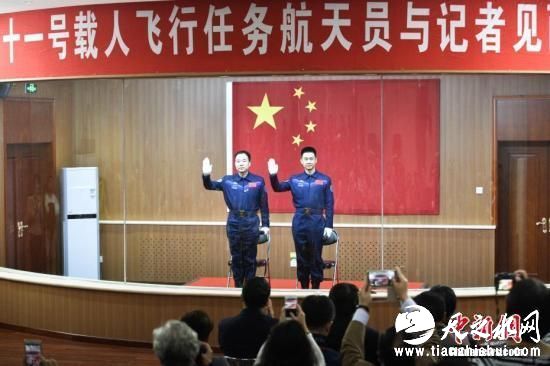 图为10月16日航天员景海鹏和陈冬在问天阁接受中外记者的采访。付毅飞 摄