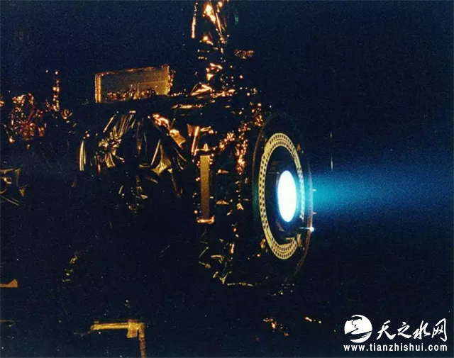 图7. 安装在深空一号上的2.3 kW离子推进器试车照片，可以看见美丽的浅蓝色离子焰。来自于维基百科英文页面