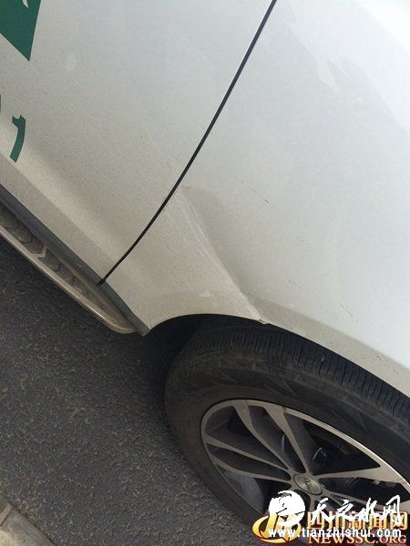 “我开车走下穿隧道里面过，要到出口的时候，突然看到前面吊着一根线，躲都躲不赢，车子都给我打了个凹痕，玻璃都打得啪啪响。如果我要是没关车窗，不是要直接打到人脸上?”10月16日，从事销售工作的市民唐先生告诉四川新闻网记者，上午10时40分左右，他开车搭载着4名同事，从下穿隧道经过时，发生了这样惊险的一幕。