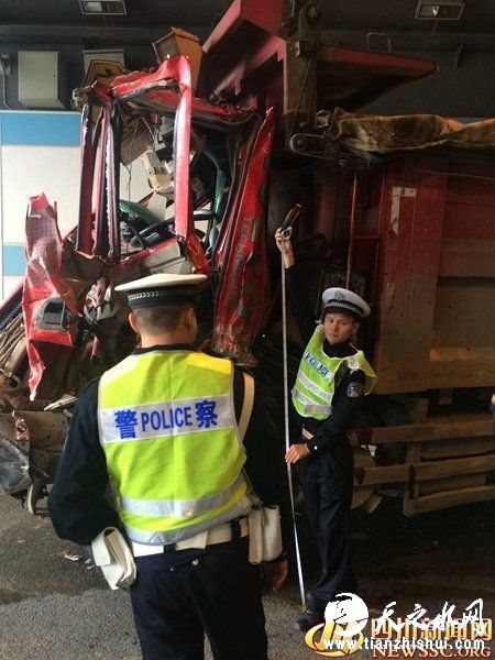 据在现场的成都交警六分局民警秦警官介绍，在短短几个小时内，隧道里便已经发生了三四起追尾事故。“据运渣车驾驶员公司的人称，驾驶员当时是为了避让垂下的悬空线造成操作不当，当然具体原因还需要调查。”秦警官告诉记者，目前交管部门已经通知了相关部门前来处理和调查原因，直到现场的残骸被打扫干净，并且不再存在安全隐患后，才会恢复通行。