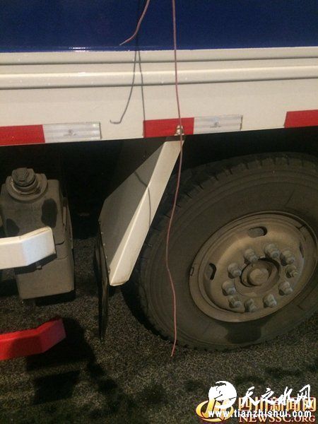 在现场，一名自称是隧道维护单位的四川坤润环境工程技术有限公司工作人员徐先生称，在今日中午12点左右，公司得知了相关情况，当即通知了隧道施工方并于12点半左右赶到了现场。当记者问及为何到达现场后，还会出现追尾事故，徐先生称，当时出于安全考虑，已经将隧道的最右侧车道封闭，但该大车强行驶入该车道，导致出现了这起事故。