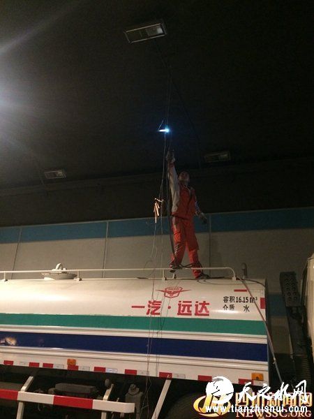 究竟闯祸的悬空线究竟是什么?现场隧道施工方的一名工作人员告诉记者，这些悬空线是隧道内的消防感应线，平时悬挂在离隧道顶仅几十厘米的钢架上，目前初步推断是被过往的车辆挂断。“你看我们用来固定感应线的钢架都掉了，很有可能是挂掉的。”下午4时许，记者离开现场时看到，工作人员已经在现场对悬空的消防感应线使用液压进行切割，消除安全隐患，事故的原因相关部门仍在进一步调查当中。