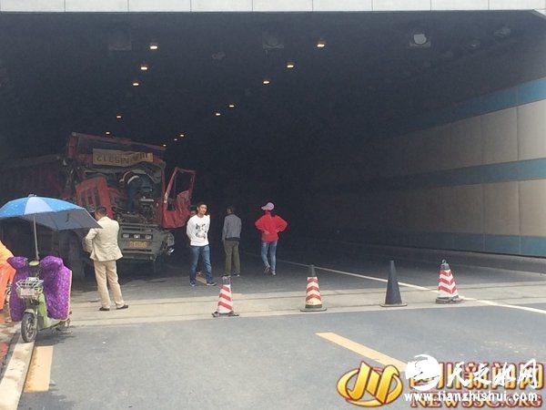 16日下午，记者来到隧道出口处，只见一辆大型运渣车停在隧道出口右侧的墙壁处，车头已经严重变形，整个驾驶室完全凹陷了进去，几名交警正在现场处理，多名环卫工人正在紧张地清理现场散落的汽车碎片，驾驶员已被送往医院救治，隧道也已经实行了临时的交通管制，禁止车辆通行。记者走进隧道看到，仅仅在距离出口处约50米不到的距离内，便有4处悬空线，最长的几乎已经贴着地面，这些悬空线仅有小拇指粗细，在光线昏暗的隧道中并不显眼。