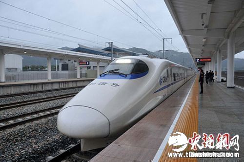 高铁缩短了出行时间，减少了乘客在火车上对方便面的需求。上图为资料图。张斌 摄