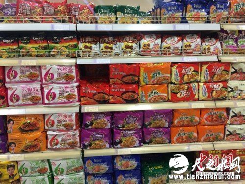 北京一家超市货架上摆放的方便面。中新网 邱宇 摄