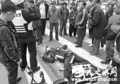 外卖小哥躺在地上不起来 新文化记者 王跃 摄