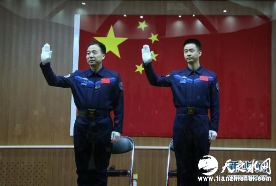 10月16日，神舟十一号载人飞行任务新闻发布会在酒泉举行，宣布神舟十一号载人飞船将于10月17日7时30分发射。神舟十一号飞行乘组由航天员景海鹏和陈冬组成，景海鹏担任指令长。付毅飞 摄