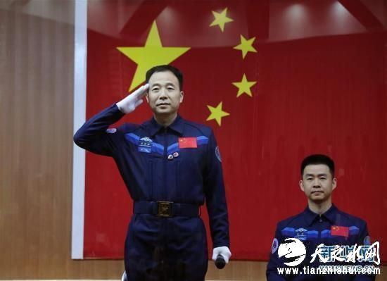 10月16日，神舟十一号载人飞行任务新闻发布会在酒泉举行，宣布神舟十一号载人飞船将于10月17日7时30分发射。神舟十一号飞行乘组由航天员景海鹏和陈冬组成，景海鹏担任指令长。付毅飞 摄