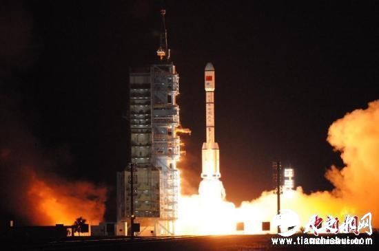 10月16日，神舟十一号载人飞行任务新闻发布会在酒泉举行，宣布神舟十一号载人飞船将于10月17日7时30分发射。神舟十一号飞行乘组由航天员景海鹏和陈冬组成，景海鹏担任指令长。付毅飞 摄