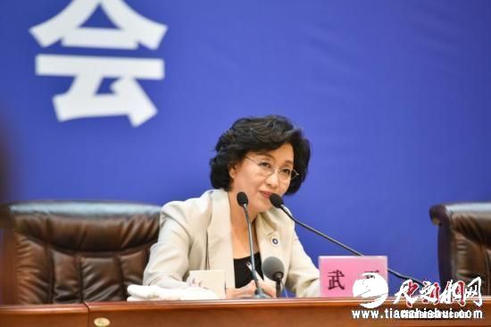 10月16日，神舟十一号载人飞行任务新闻发布会在酒泉举行，宣布神舟十一号载人飞船将于10月17日7时30分发射。神舟十一号飞行乘组由航天员景海鹏和陈冬组成，景海鹏担任指令长。付毅飞 摄