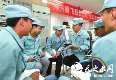 10月16日，太原卫星发射中心阳曲站的技术人员研讨长征二号F遥十一火箭预定飞行轨道的环境情况探测参数。新华社发