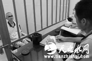 犯罪嫌疑人纪某在接爱审讯。通讯员供图