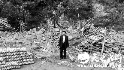 华商报商洛讯（记者 曾春）看着自家房子的断壁残垣，59岁的郭君赢一脸心酸，一夜之间，他的老房子就不知被谁拆了。而就在事发前几日，村上曾找他谈过拆迁问题。目前，警方正在调查此事。