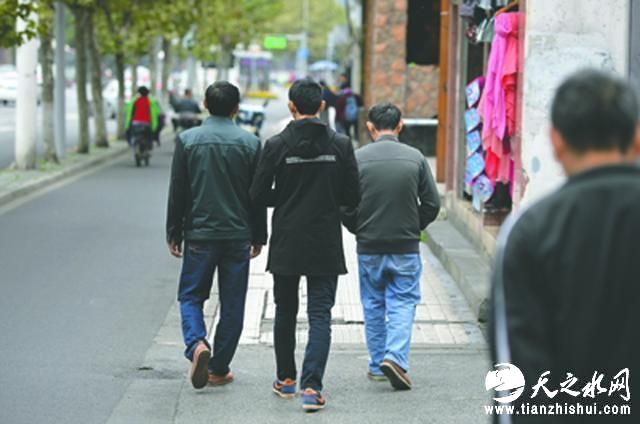 吴刚和亲戚找到离家出走5年的儿子（中）