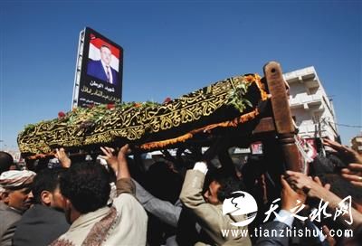 日前，也门萨那，民众为在沙特联军空袭中遇难的萨那市长举行葬礼。